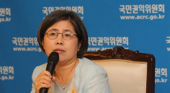 김영란 국민권익위원회 위원장이 지난해 8월, 서울 세종로 정부중앙청사에서 기자간담회를 갖고 공직자가 100만 원을 넘는 금품이나 향응을 제공받으면 대가성이 없어도 형사처벌을 받게 되는 내용을 핵심으로 하는 '부정청탁금지 및 공직자의 이해충돌방지법'에 대한 설명을 하고 있다. 