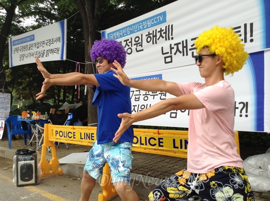 8일 국정원 앞 집회 현장에서 박현탁(왼쪽), 김수근(오른쪽)씨가 가수 '장기하와 얼굴들'의 노래 '풍문으로 들었소'를 개사한 '국정원 풍문으로 들었소'에 맞춰 춤을 추고 있다. 