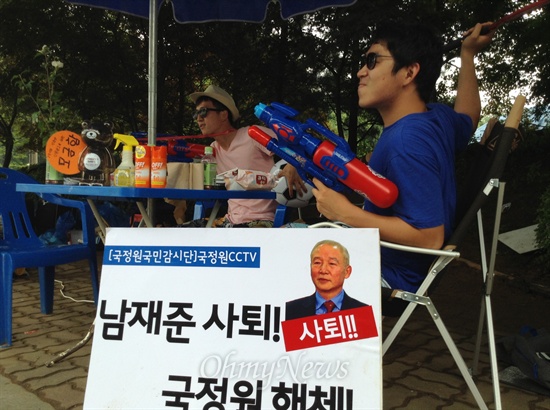 최근 유튜브 영상 '국정원으로 피서간 겁 없는 녀석들'으로 이슈가 된 김수근(왼쪽), 박현탁씨(오른쪽). 이들은 2일부터 서울시 서초구 국정원 앞에서 집회를 진행 중이다. 집회는 15일까지 계속될 예정이다. 