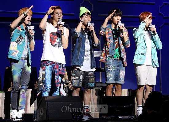  7일부터 11일까지 <어메이징 스토어>라는 타이틀로 콘서트를 열고 있는 B1A4가 8일 오후 서울 광장동 악스홀에서 가진 프레스콜에서 인사를 하고 있다.