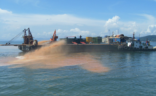국립수산과학원은 적조 발생 해역에 황토 살포가 가장 효과적인 방제 방법이라고 밝히고 있다.