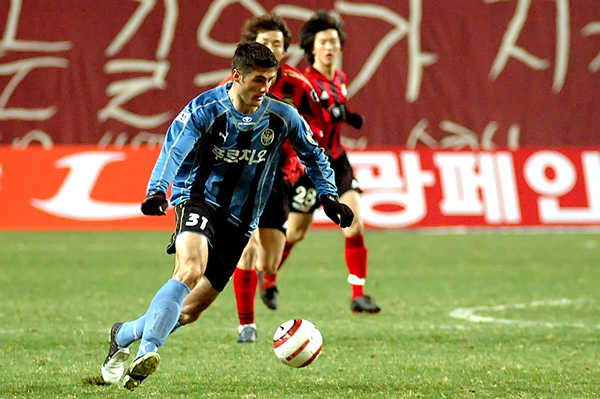 인천 시절 라돈치치의 모습 지난 2006년. 라돈치치가 인천 유니폼을 입던 시절 FC서울과의 원정경기에서 그라운드를 누비고 있다.