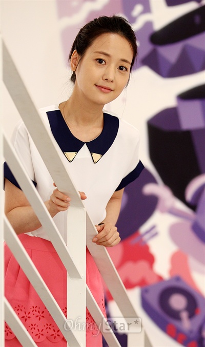  MBC 일일드라마 <구암 허준>에서 의녀 소현 역의 배우 손여은이 5일 오후 서울 신사동의 한 카페에서 오마이스타와 인터뷰에 앞서 포즈를 취하고 있다. 
