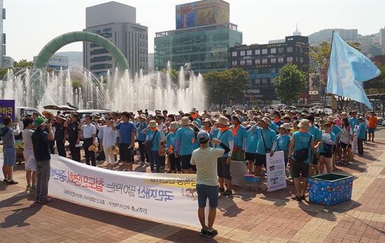  철도민영화저지부산시민대책위 등 참가자 300여명이 부산역 광장에서 집회를 끝내고 부산진구 서면 일대까지 철도민영화 반대 문구가 적힌 현수막을 들고 거리행진을 하고 있다. 
