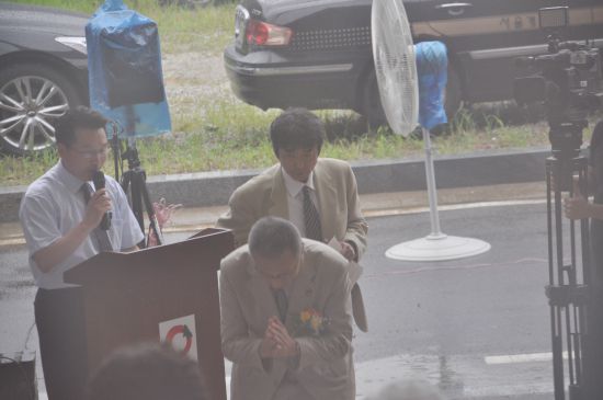 위안부 역사관 개관 15주년 기념식에 참석한 일본 중읭원
