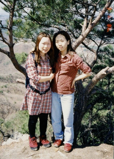 박민숙(오른쪽)씨는 백혈병으로 숨진 고 이숙영씨(왼쪽)과 함께 근무했다.