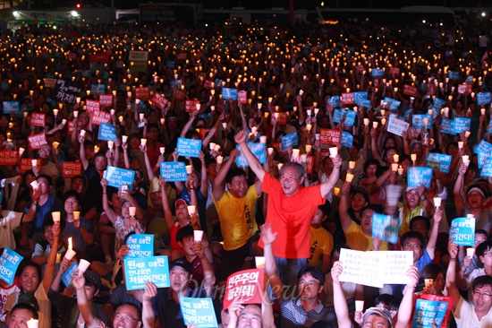 10일 오후 서울시청앞 서울광장에서 국정원 대선개입 규탄 제5차 범국민대회가 열린 가운데 수만명의 시민들이 촛불을 들고 참여하고 있다.