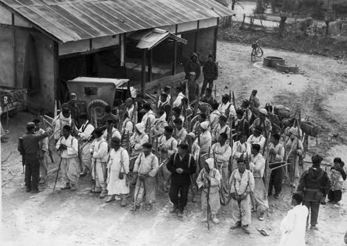 고지 전투부대로 군수물자를 나르고자 동원된 지게꾼 노무자들(1951. 2. 4.).