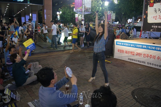  10일 오후 대구에서 열린 국정원 선거개입 규탄 시국대회에서 민중가수 임정득시가 노래를 부르고 있다. 