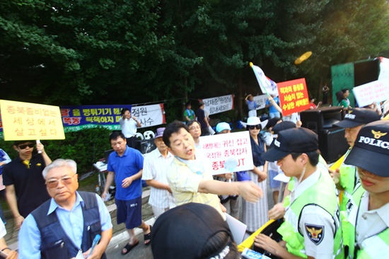  '국정원 감시단'이 주최한 국정원 대선개입의 진상규명을 요구하는 '첩첩산중 KGB 촛불문화제'가 보수단체의 맞불 집회로 열리지 못하고 있다.
