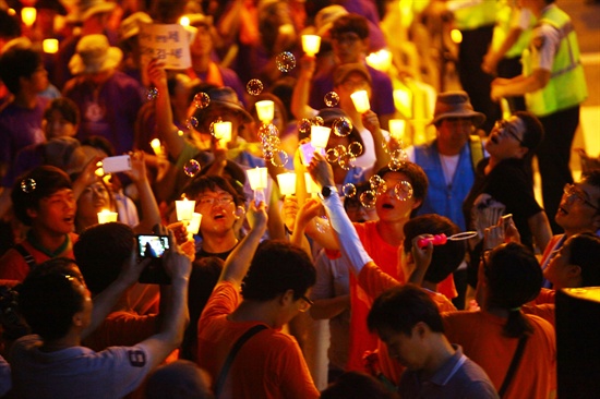 국가정보원 앞에서 '300 게릴라 촛불'이 켜졌다. 