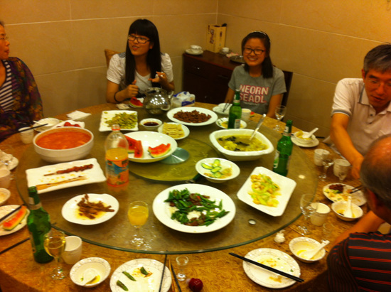 안내해준 여학생들과 함께 저녁식사를 하다.
