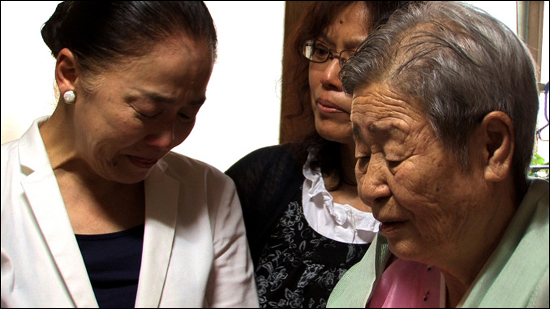  다큐 영화 <그리고 싶은 것>의 한 장면. 일본 그림책 작가가 위안부 출신 심달연 할머니를 만나 눈물짓고 있다