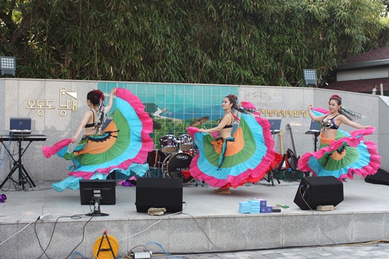여름바람 길을 여는 오동도 등대’ 문화공연에서 한국예총 여수지회 회원들이 벨리댄스를 선보이고 있다. 
