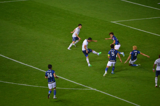  7월 13일 인천축구전용경기장에서 열린 '인천vs대구'의 시민구단 맞대결에서 대구 미드필더 산드로가 오른발 슛을 시도하고 있다.