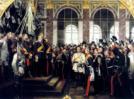 통일독일인 독일제국의 초대 황제 즉위식. 황제로 추대되는 빌헬름 1세(연단의 오른쪽 끝에서 두 번째)와 비스마르크(연단 밑에서 흰 옷). 