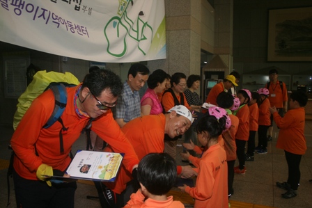 달팽이 자전거 여행단 어린이들이 내빈들로부터 영원한 추억이 될 완주증서를 받고 있다.