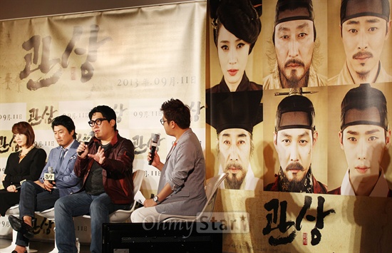  12일 오후 서울 동대문 메가박스에서 열린 영화 <관상> 제작보고회에서 한재림 감독이 작품을 소개하고 있다.
