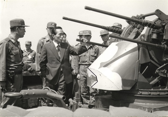 1975년 5월 23일 박정희 대통령이 최전선에 배치되어있는 한국군 부대를 시찰, 근무태세를 점검하고 있다. 
