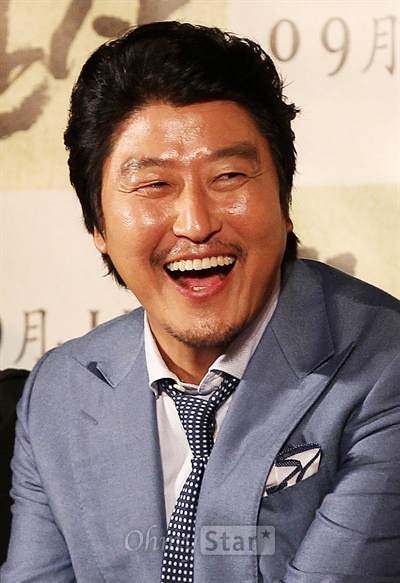  12일 오후 서울 동대문 메가박스에서 열린 영화 <관상> 제작보고회에서 내경 역의 배우 송강호가 크게 웃고 있다.