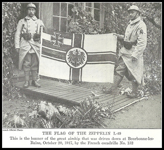  1917년 체펠린 비행선을 띄운 기념으로 프로이센 전투군기를 보이고 있는 프로이센 군인