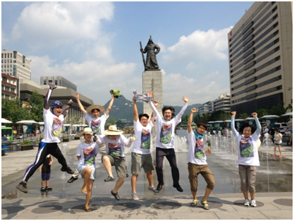 SOS자전거캠페인 출발에 앞서 광화문 분수대앞에서 파이팅을 외치는 캠페인 참가자와 서울환경연합 활동가들.