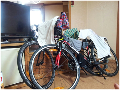 인천의 한 여관방에 모셔진? 자전거들. 자전거여행자들이 많아져서인지 여관주인이 자전거복으로 방을 구하니 입구 쪽을 안내하고 자전거를 방에 들일 수 있도록 해주었다.