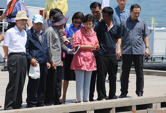 박근혜 대통령은 13일 경남 통영을 찾아 적조 피해를 입고 있는 어민들을 위로하고 적조 방제 관계자들을 격려했다.