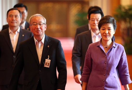 지난 6월 11일 오전 박근혜 대통령과 현오석 경제부총리가 청와대에서 열린 국무회의에 참석하기 위해 회의장으로 들어서고 있다
