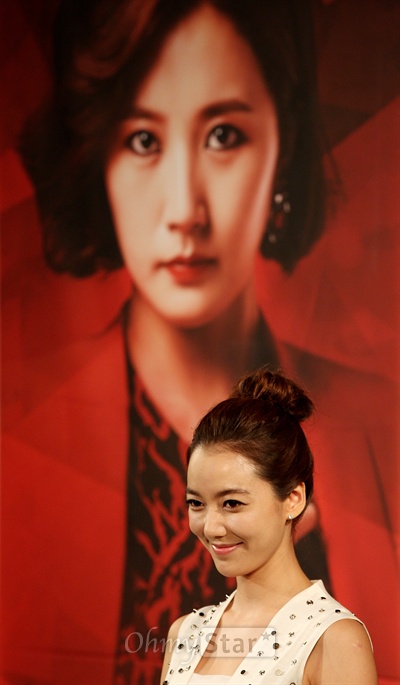   13일 오후 서울 63빌딩에서 열린 KBS2TV 저녁 일일드라마 <루비반지> 제작보고회에서 쌍둥이자매 언니 정루비 역의 배우 이소연이 포토타임을 갖고 있다. 얼굴이 바뀌는 동생 루나 역의 배우 임정은 포스터가 뒤에 걸려있다.