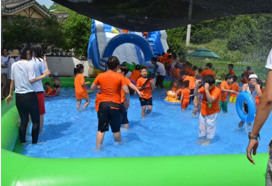 폭염특보 속에 무더운 여름을 이기려 아이들이 물놀이를 하고 있다.