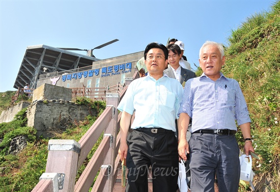  민주당 김한길 대표와 전병헌 원내대표를 비롯한 지도부가 제68주년 광복절을 이틀 앞둔 13일 오후 독도를 방문해 둘러보고 있다.