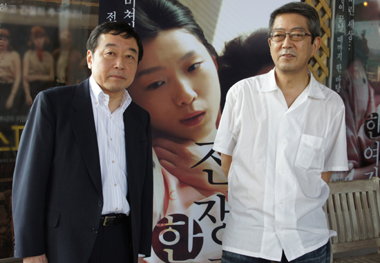  일본을 비판한 영화 <전쟁과 한 여자>를 만든 제작자 테라와킨 켄(왼쪽)과 시나리오 작가 아라이 하루히코