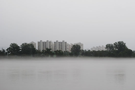 물안개가 걷히면서 서서히 드러나는 춘천 시내 아파트숲.