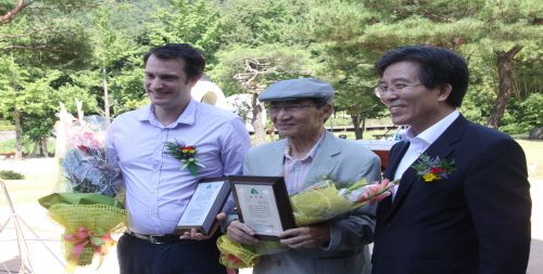 킴벌 헐버트씨와 이곤 한국서예협회 명예회장 감사패수여 기념촬영 -