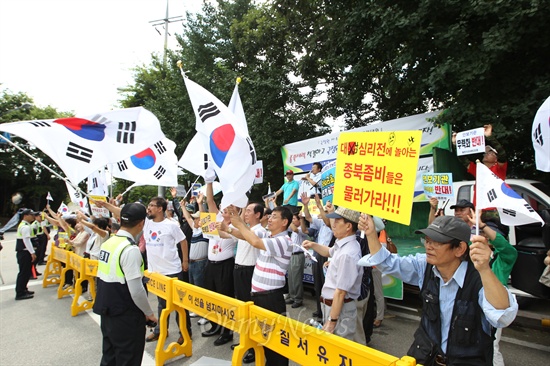  14일 국정원 앞에서 열린 '종북 감시단'의 종북척결국민대회. 종북 감시단은 2일부터 국정원 앞에서 철야 집회를 진행했던 '국정원 감시단'의 이날 해단식에 맞서 맞불 집회를 열었다.