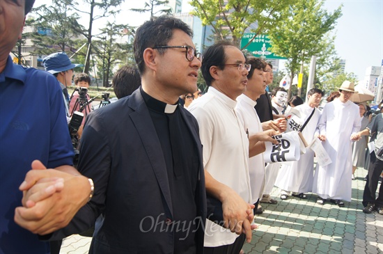 14일 오후 새누리당 대구시당 앞에서 천주교 대구경북 사제와 수도자들이 시국선언을 발표한 후 손을 잡고 마침기도를 하고 있다.  