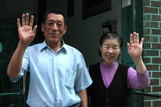 김옹 부부가 환하게 웃으며 손을 흔든다.