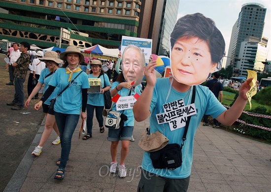 박근혜, 남재준 규탄하는 통일선봉대 한반도 평화와 자주통일을 위한 통일선봉대가 14일 서울시청 앞 광장 주위를 돌며 박근혜 대통령과 남재준 국정원장을 규탄하는 퍼포먼스를 벌이고 있다.