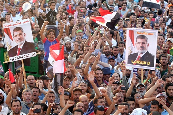 지난 12일 이집트 카이로에서 축출된 무함마드 무르시 대통령을 지지하는 무슬림 형제단 지지자들이 시위를 벌이고 있다. 