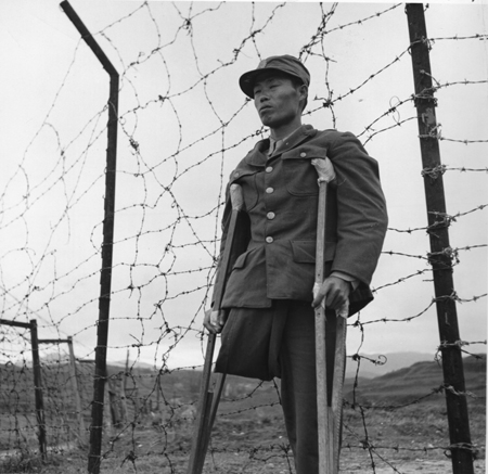 철조망 앞의 한 국군 특무상사로 전선에서 한쪽 다리를 잃었다(1950. 10.)