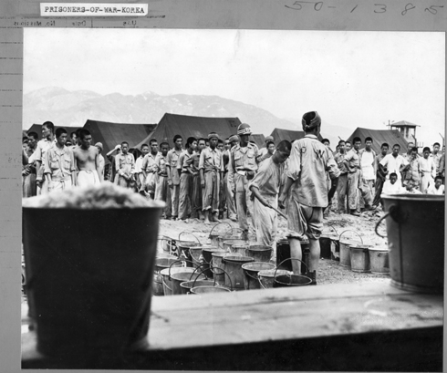 부산 포로수용소에서 포로들이 배식을 받고자 길게 줄을 서서 기다리고 있다(1950. 9.).