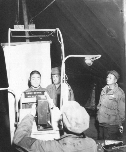 포로수용소에 입소한 인민군 포로가 사진촬영을 하고 있다(부산, 1950. 12. 1.)
