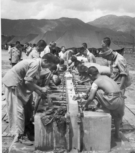 포로들이 세면을 하고 있다(부산, 1950. 9.)