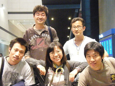 2009년 4월, 일본 공연 출국길에 동료들과 함께. 위에 줄 왼쪽부터 고명원(기타리스트), 이태수(‘꽃다지’ 전 가수), 조성일, 민정연(‘꽃다지’ 대표), 유광식(‘꽃사람’ 회원, 현 사진작가)
