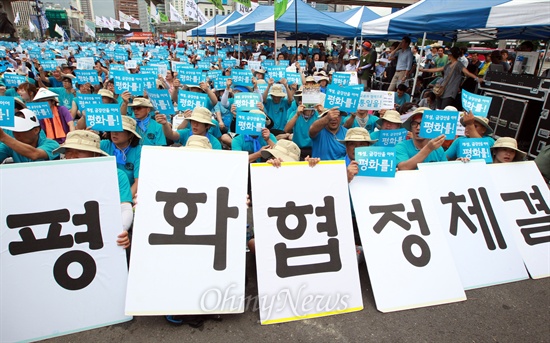 지난 2013년 8월 15일 서울 중구 서울역 광장에서 열린 8.15평화통일대회 당시 모습. 수많은 학생과 시민들이 한반도 평화협정 체결과 통일을 염원하며 구호를 외치고 있다.