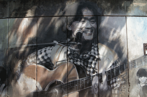 벽면에 그려진 가객 김광석의 모습.