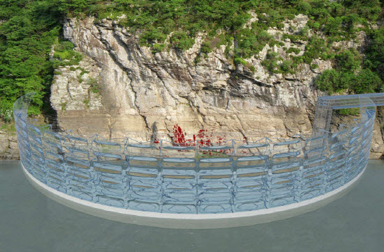 반구대 암각화 보존을 위해 카이네틱 댐이 설치됐을 경우 물에서 반구대 암각화가 보호되는 가상도 