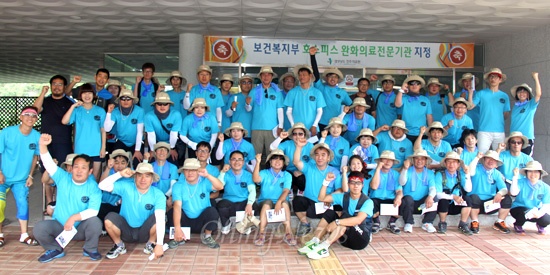  경남도는 진주의료원 건물 외벽에 있던 대형 간판을 철거하는 등 흔적 지우기를 했다. 사진은 14일 민주노총 경남본부 노동자통일선봉대 대원들이 찾아 구호를 외치는 모습.