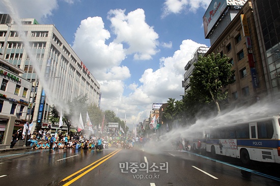 15일 오후 박근혜 정권 규탄 국민대행진 참가자들이 서울 종로 보신각 앞 도로에서 기습 연좌 농성을  벌이자 경찰이 물대포를 쏘고 있다.